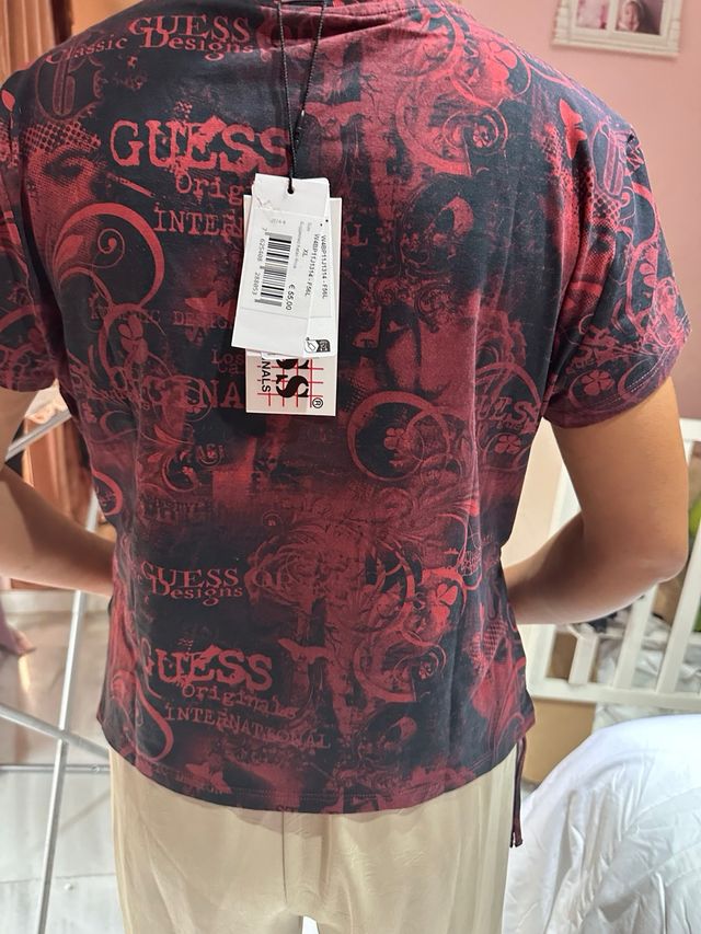 Camiseta Guess Estampada Roja y Negra