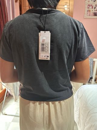 Camiseta Guess Estampada Roja y Negra