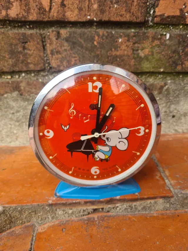 Reloj de mesa infantil con piano