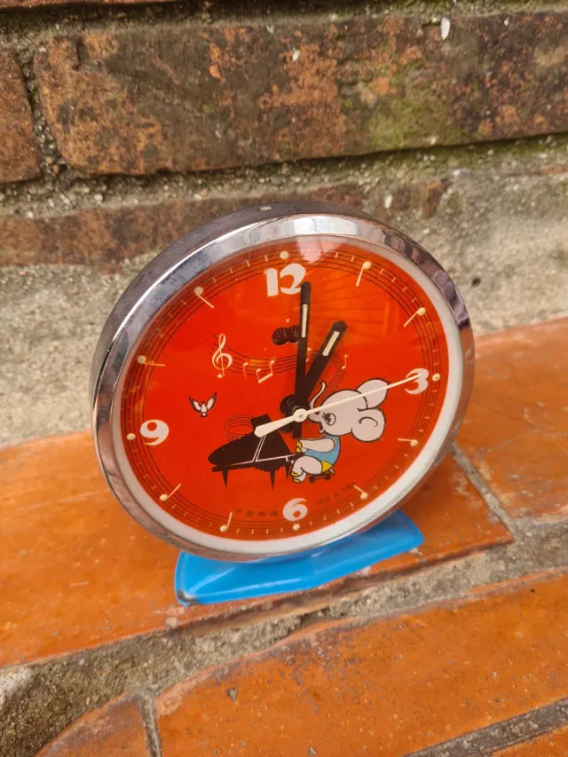 Reloj de mesa infantil con piano