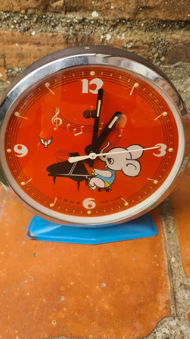 Reloj de mesa infantil con piano