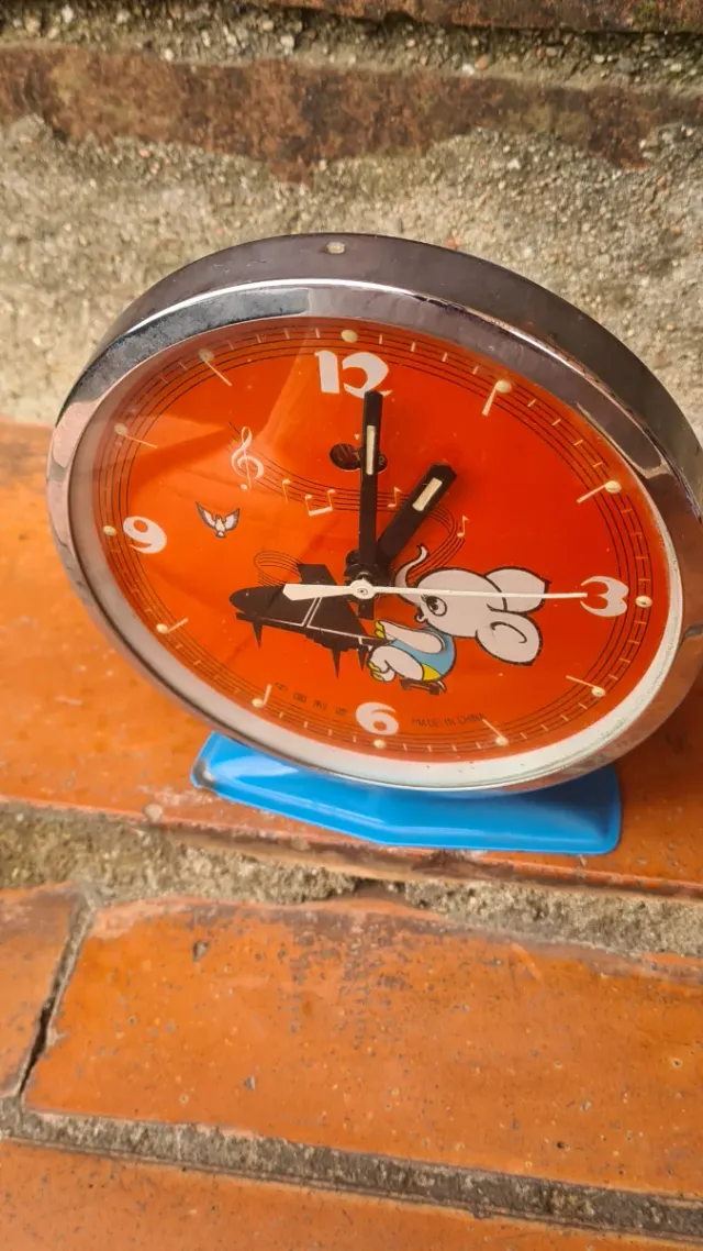 Reloj de mesa infantil con piano
