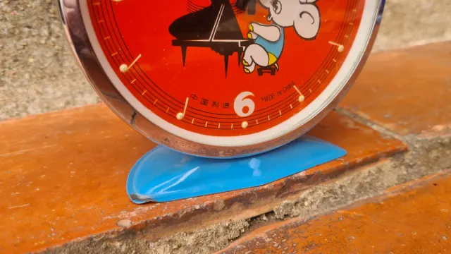 Reloj de mesa infantil con piano