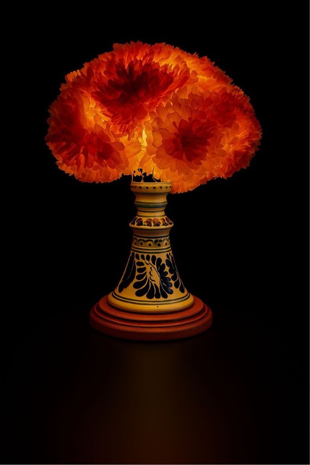 Lámpara de mesa floral naranja y azul.