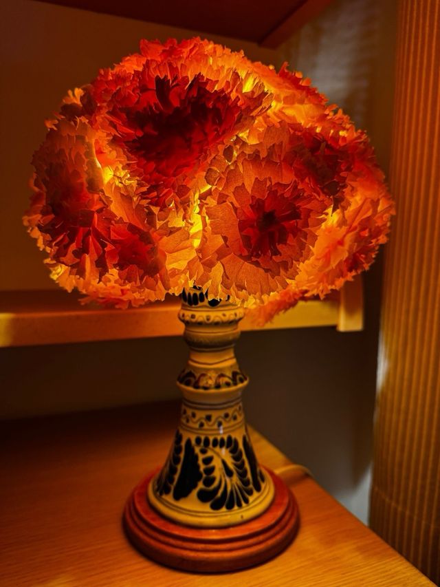 Lámpara de mesa floral naranja y azul.