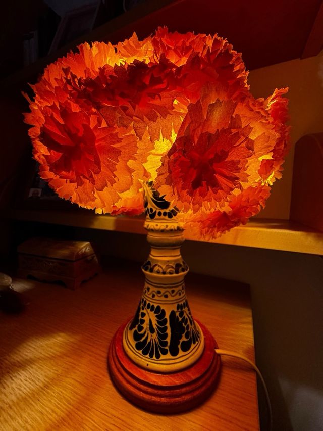 Lámpara de mesa floral naranja y azul.