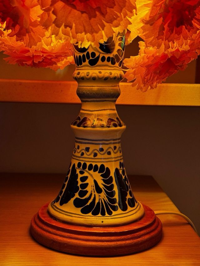 Lámpara de mesa floral naranja y azul.