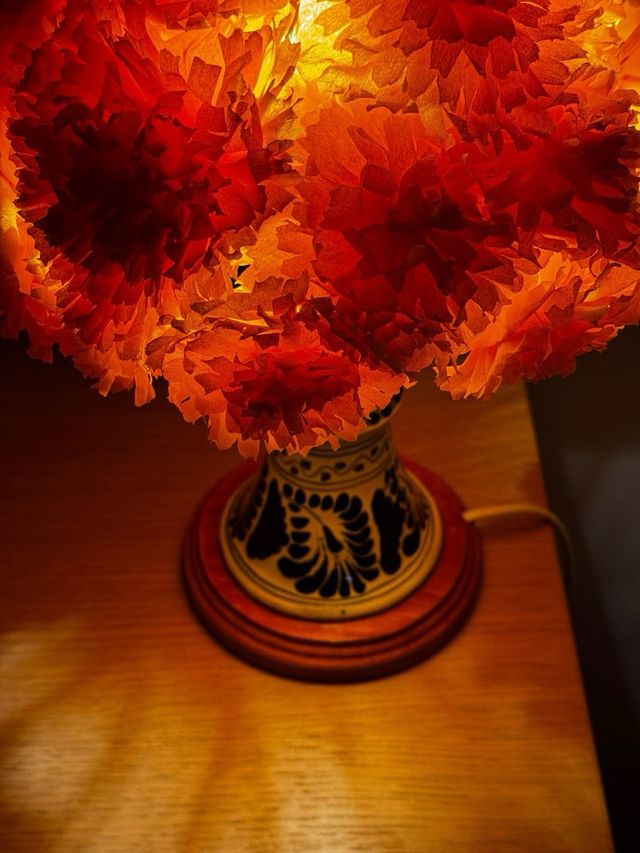 Lámpara de mesa floral naranja y azul.