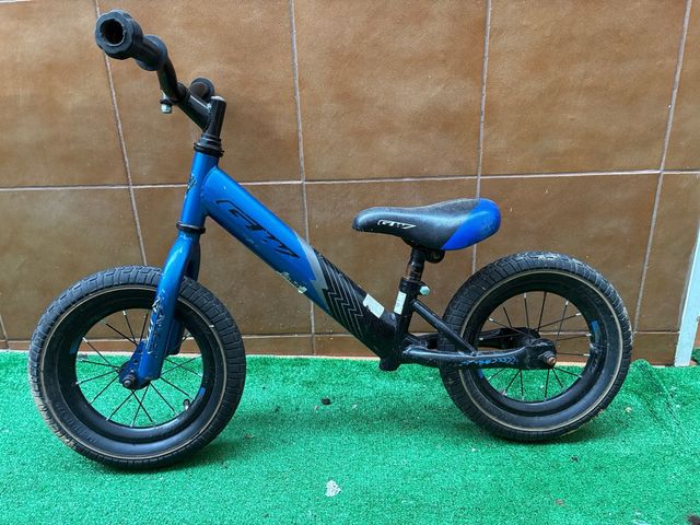 Bicicleta de equilibrio azul