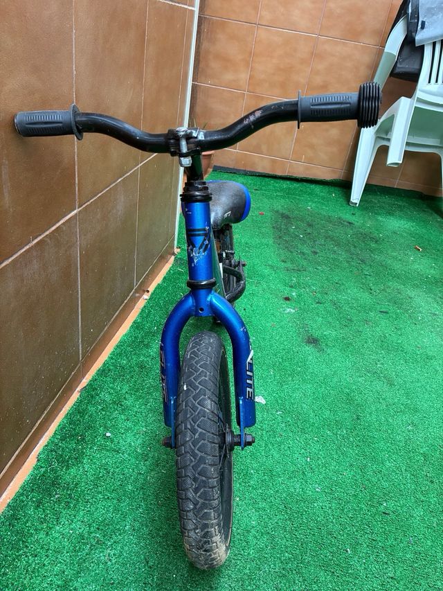 Bicicleta de equilibrio azul
