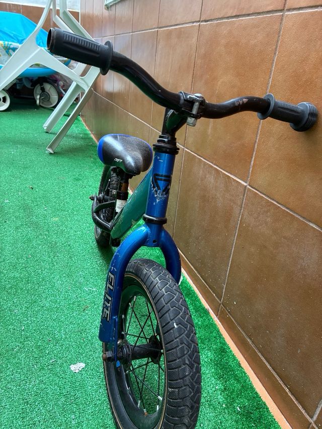 Bicicleta de equilibrio azul