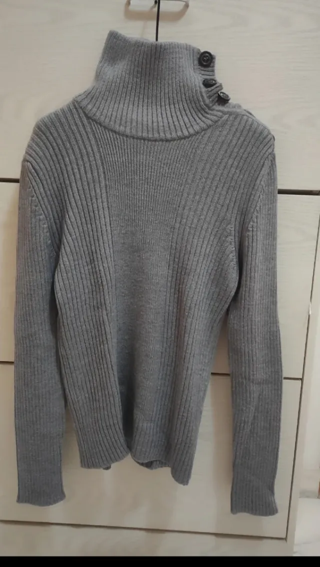 Maglione lana merino coste collo alto bottoni