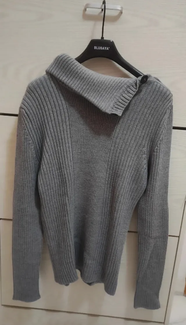 Maglione lana merino coste collo alto bottoni