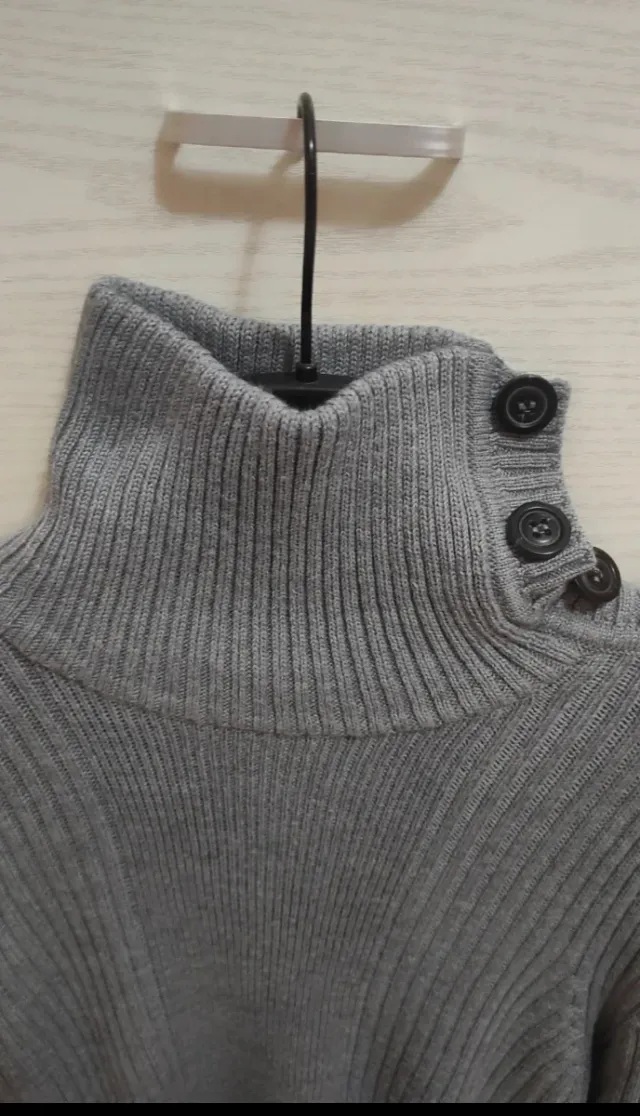 Maglione lana merino coste collo alto bottoni
