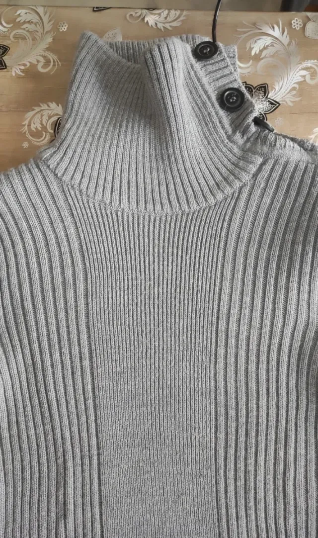 Maglione lana merino coste collo alto bottoni