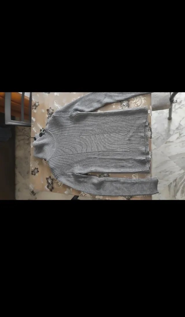 Maglione lana merino coste collo alto bottoni