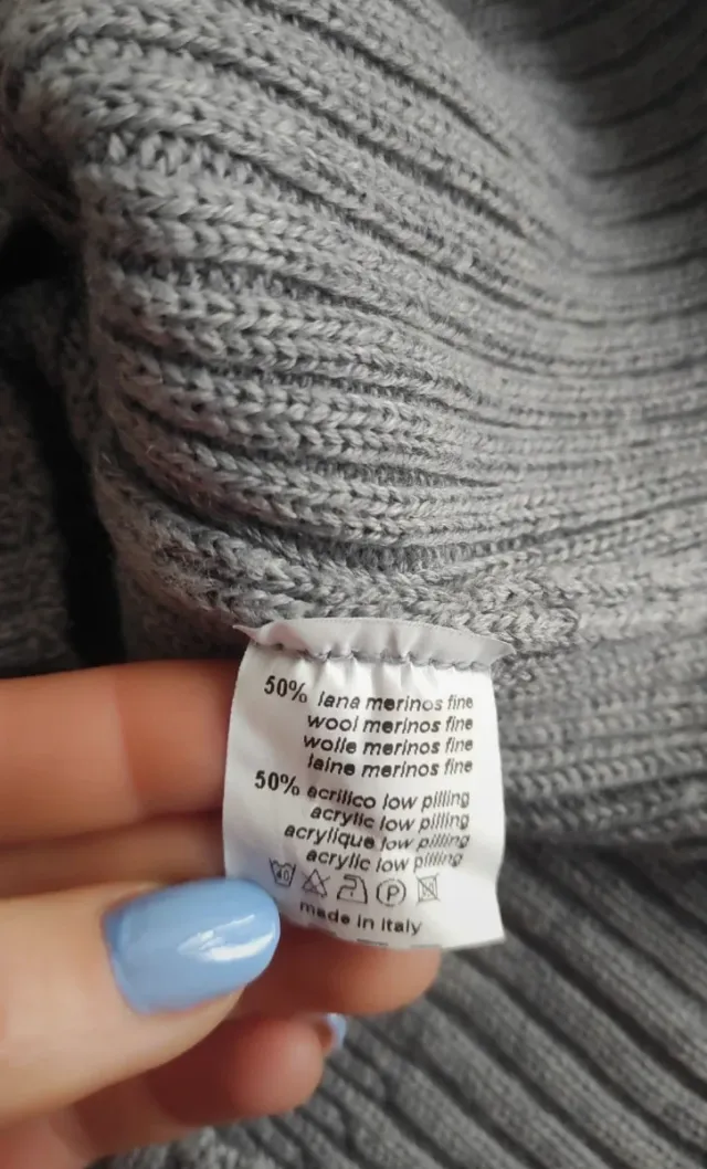 Maglione lana merino coste collo alto bottoni