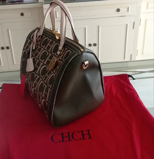 Bolso CH verde oliva con letra bordadas en beige