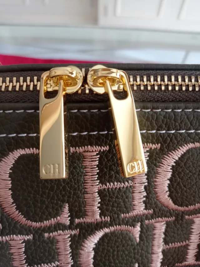 Bolso CH verde oliva con letra bordadas en beige