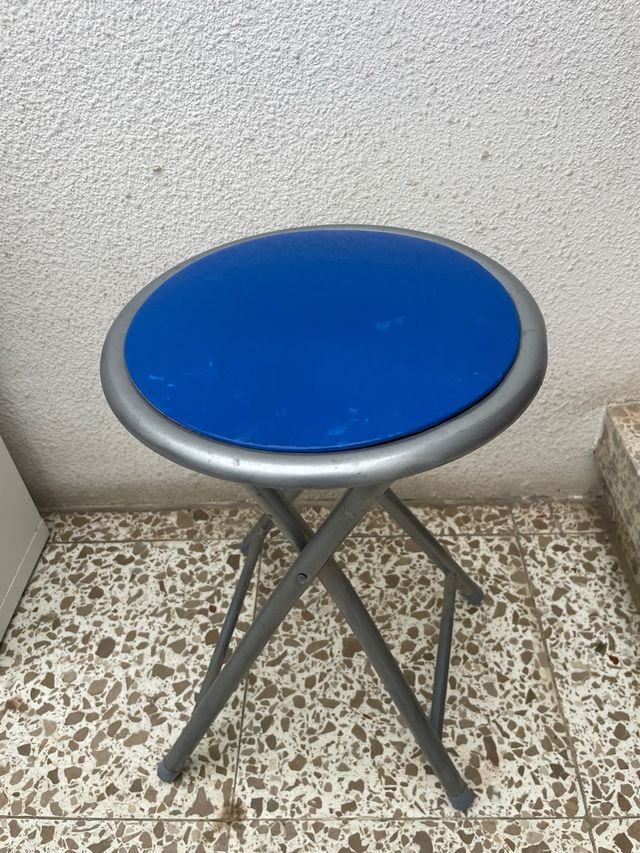 Taburete plegable Ikea azul y plateado