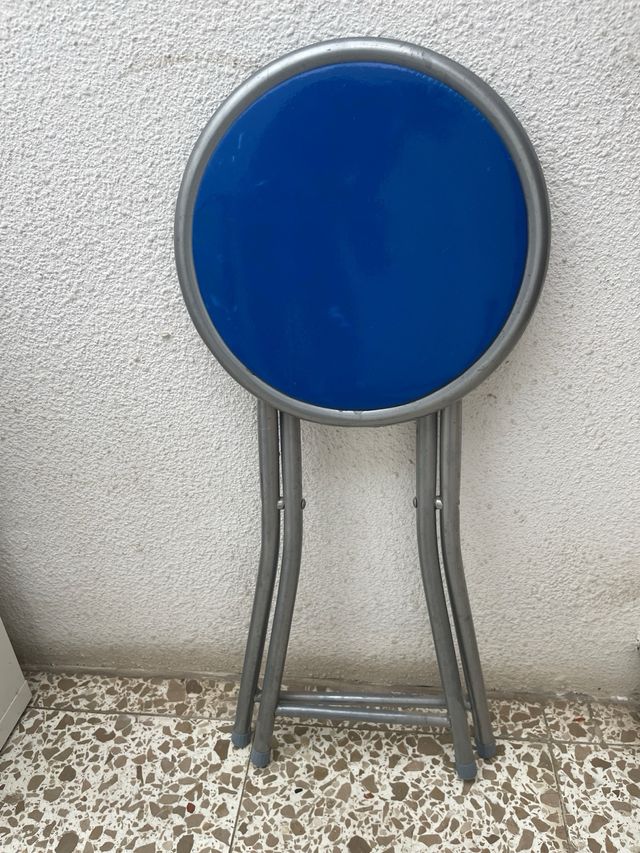 Taburete plegable Ikea azul y plateado