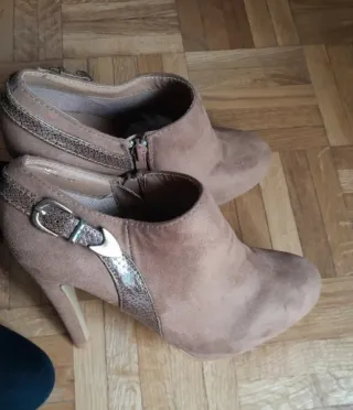 Botines de  tacón 2x15€