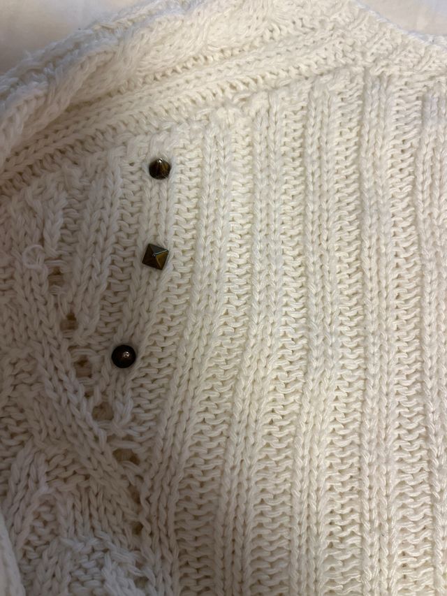 Jersey crema con tachuelas