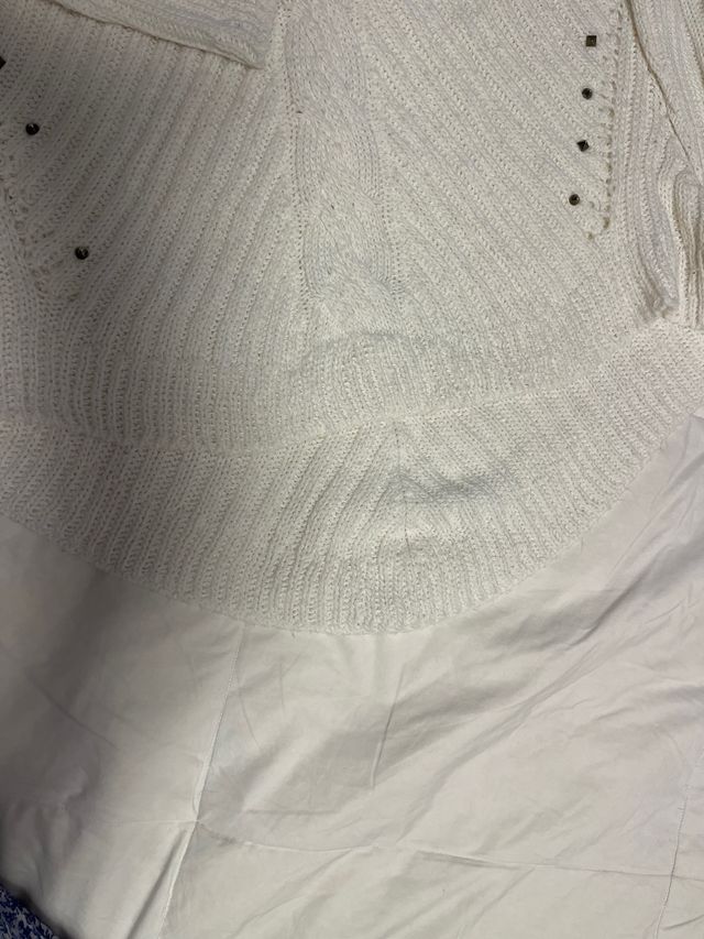 Jersey crema con tachuelas