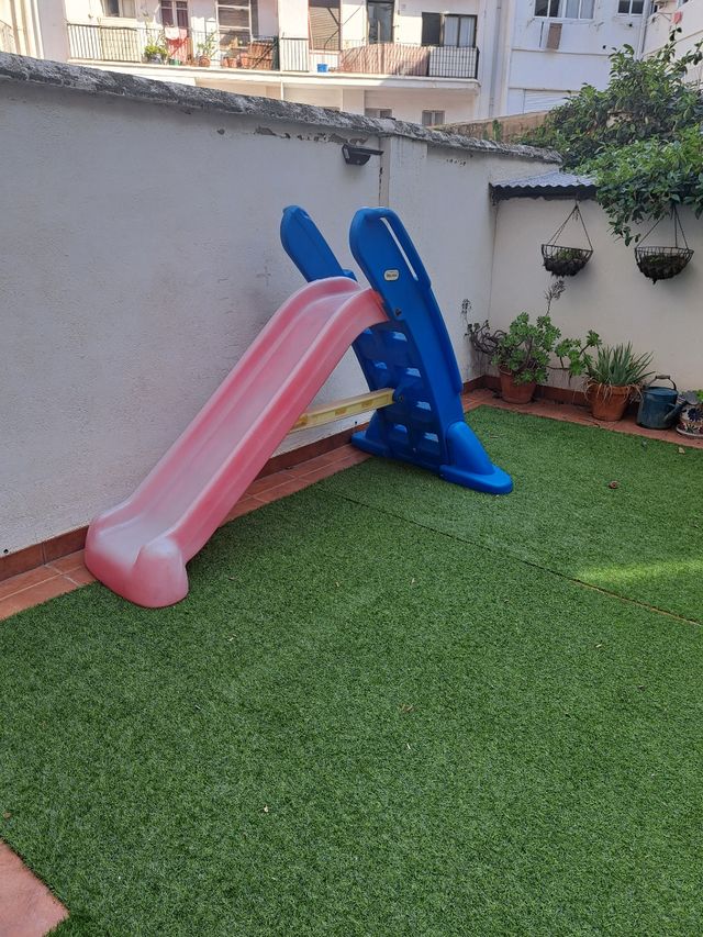 Tobogán infantil azul y rojo