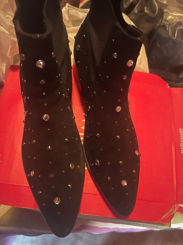 Botas Stradivarius negras con tachuelas