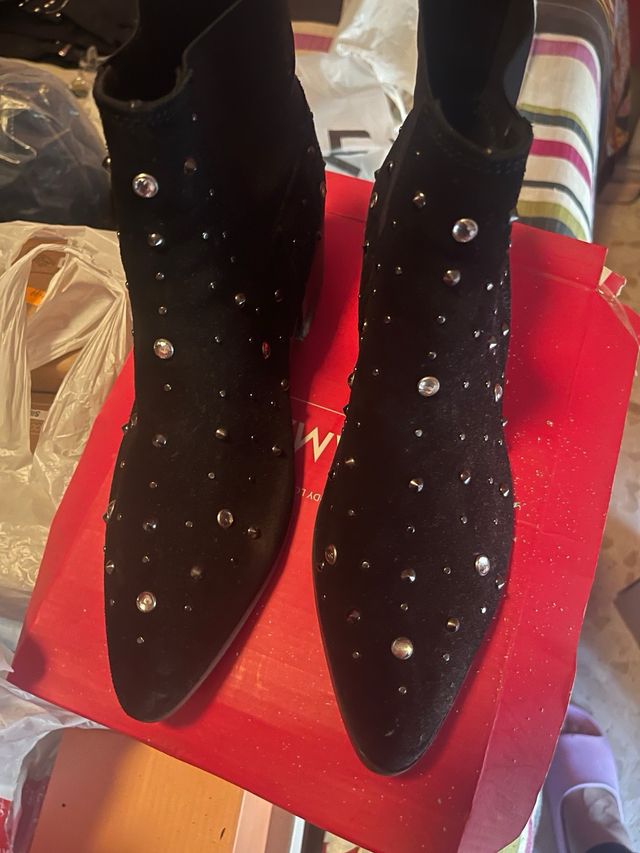 Botas Stradivarius negras con tachuelas