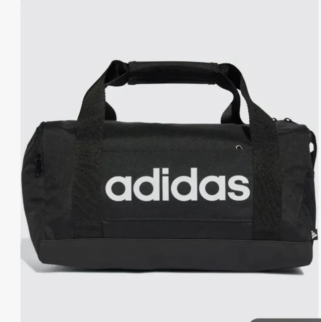 Mochila deportiva Adidas negra  y chándal