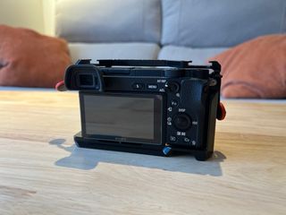 Cámara Sony a6300 con jaula SmallRig