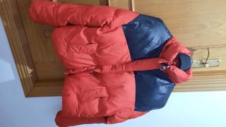 Abrigo acolchado rojo y negro con capucha