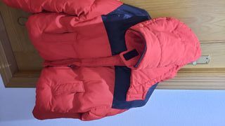 Abrigo acolchado rojo y negro con capucha