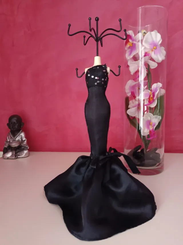 Busto joyero elegante vestido negro