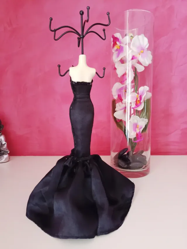 Busto joyero elegante vestido negro