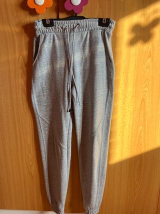 Pantalón jogger gris suave
