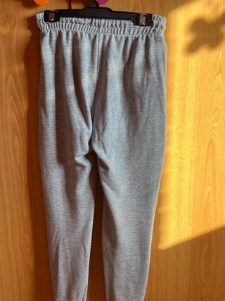 Pantalón jogger gris suave
