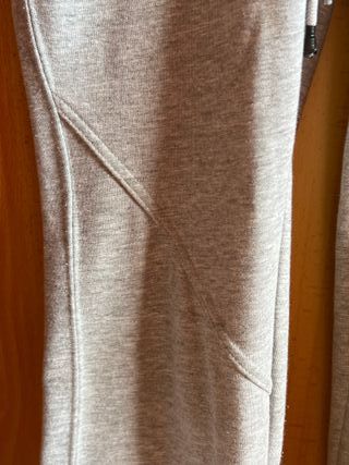 Pantalón jogger gris suave