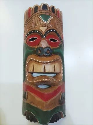 Maschera tribale in legno fatta a mano