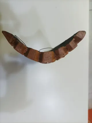 Maschera tribale in legno fatta a mano