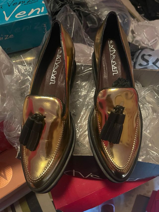 Zapatos dorados con cordones