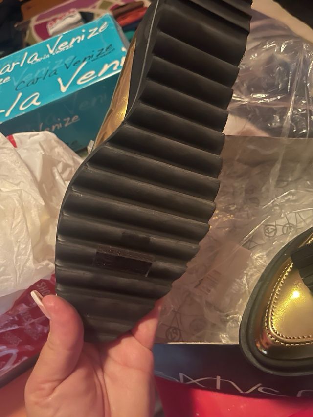 Zapatos dorados con cordones