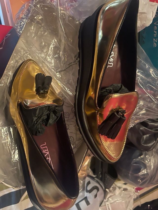 Zapatos dorados con cordones