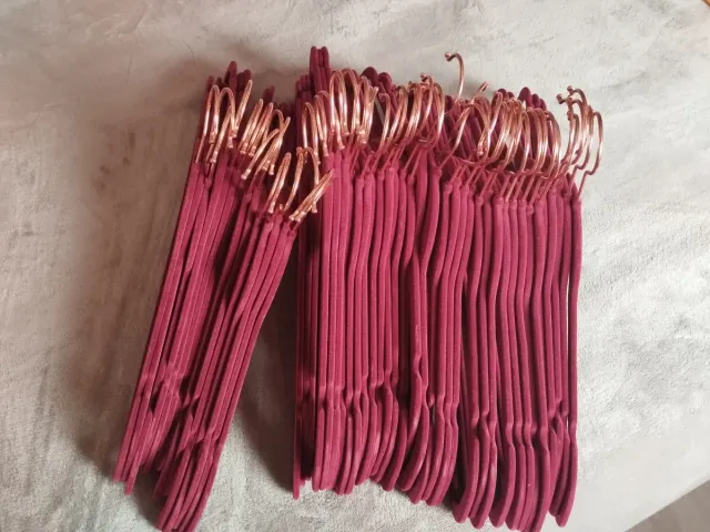 Lote 50 Perchas Terciopelo Rosa Dorado