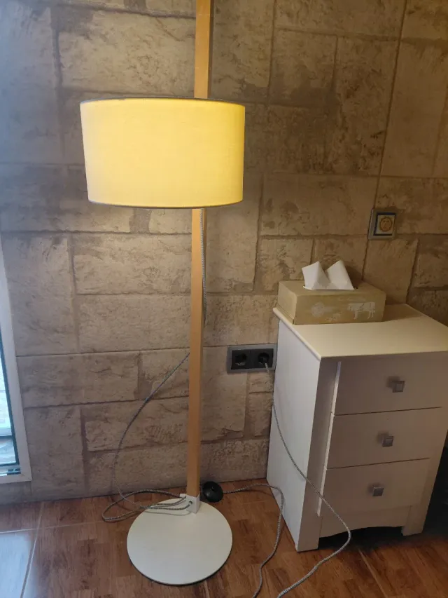 Lámpara de pie madera y tela