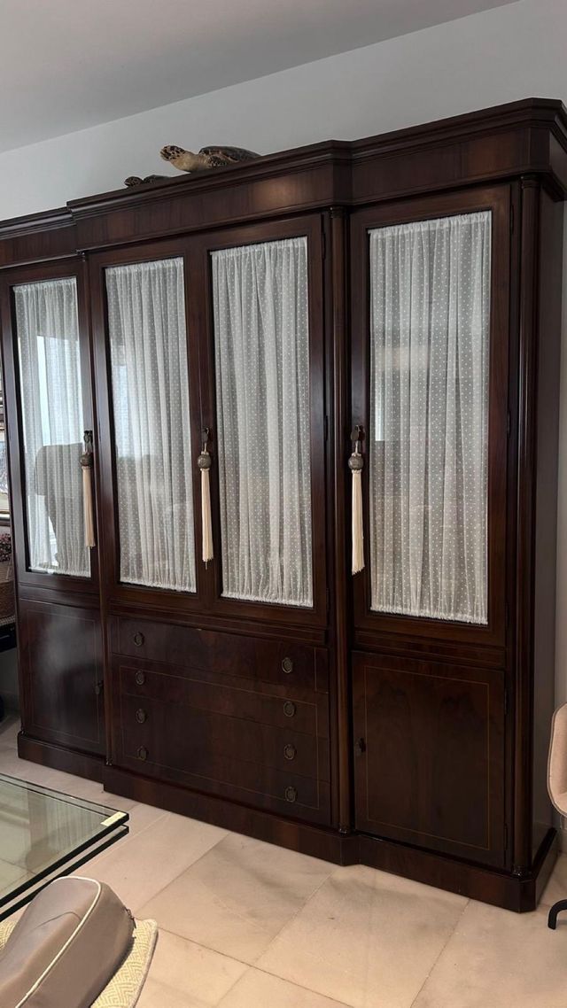 Vitrina de madera con puertas de cristal “hurtado”