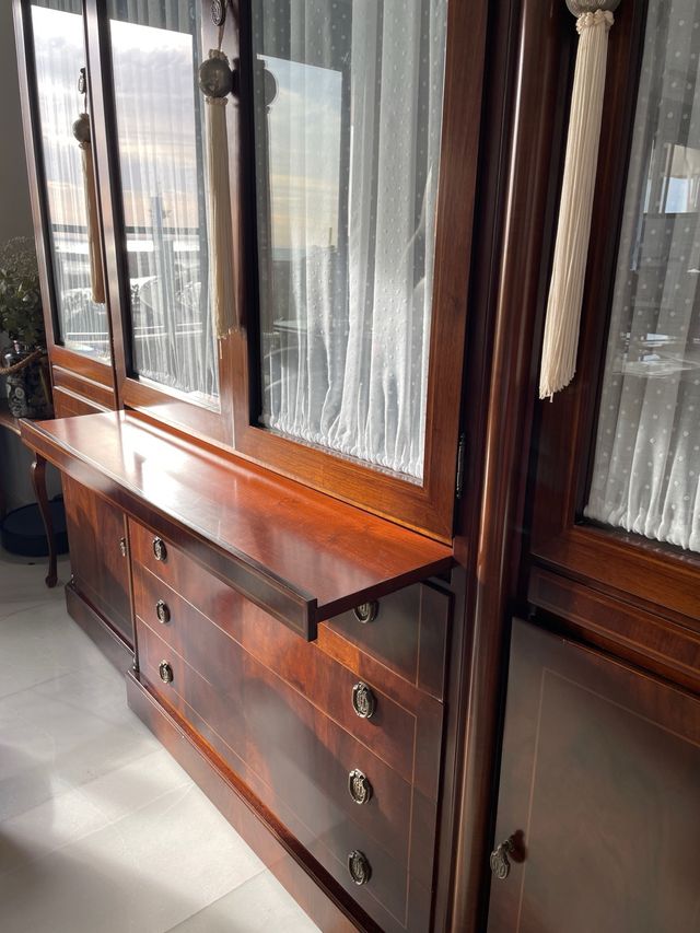 Vitrina de madera con puertas de cristal “hurtado”