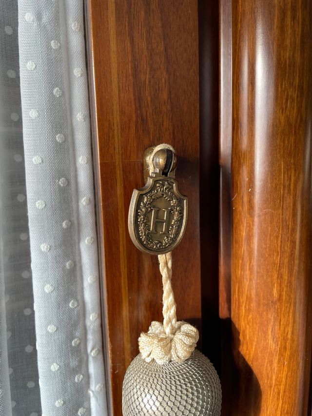 Vitrina de madera con puertas de cristal “hurtado”